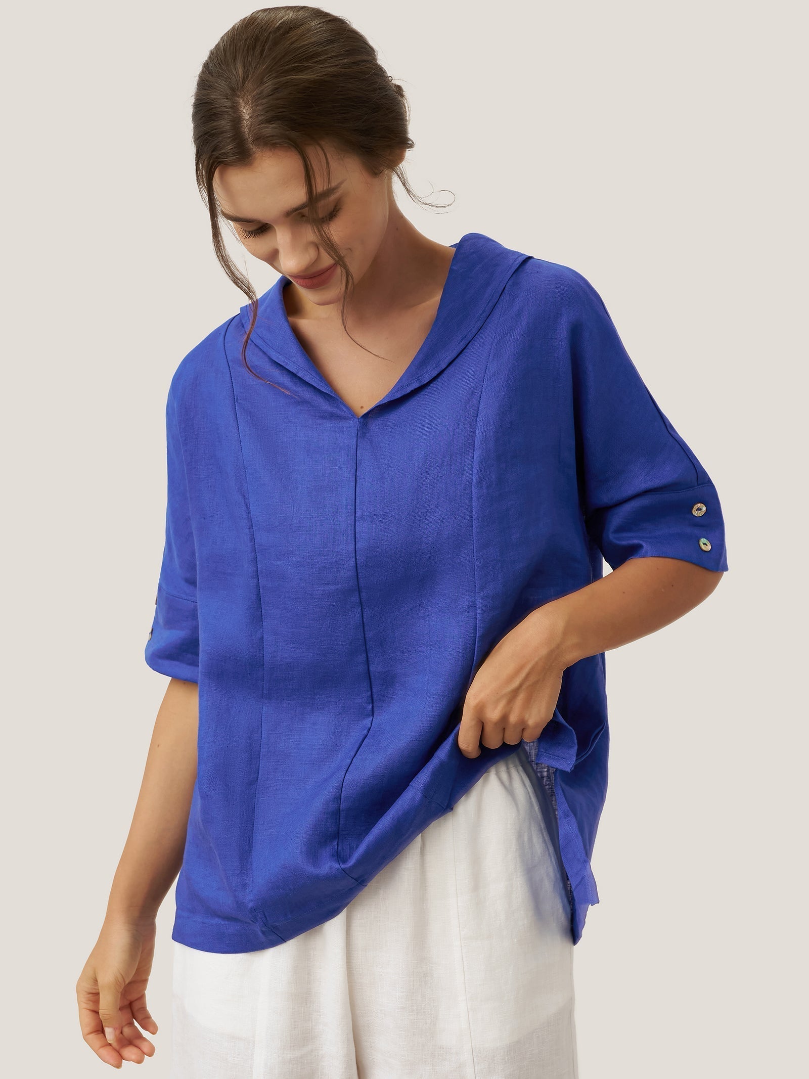 Chemise en lin aérée à col en V pour femmes | Haut d'été décontracté à manches courtes