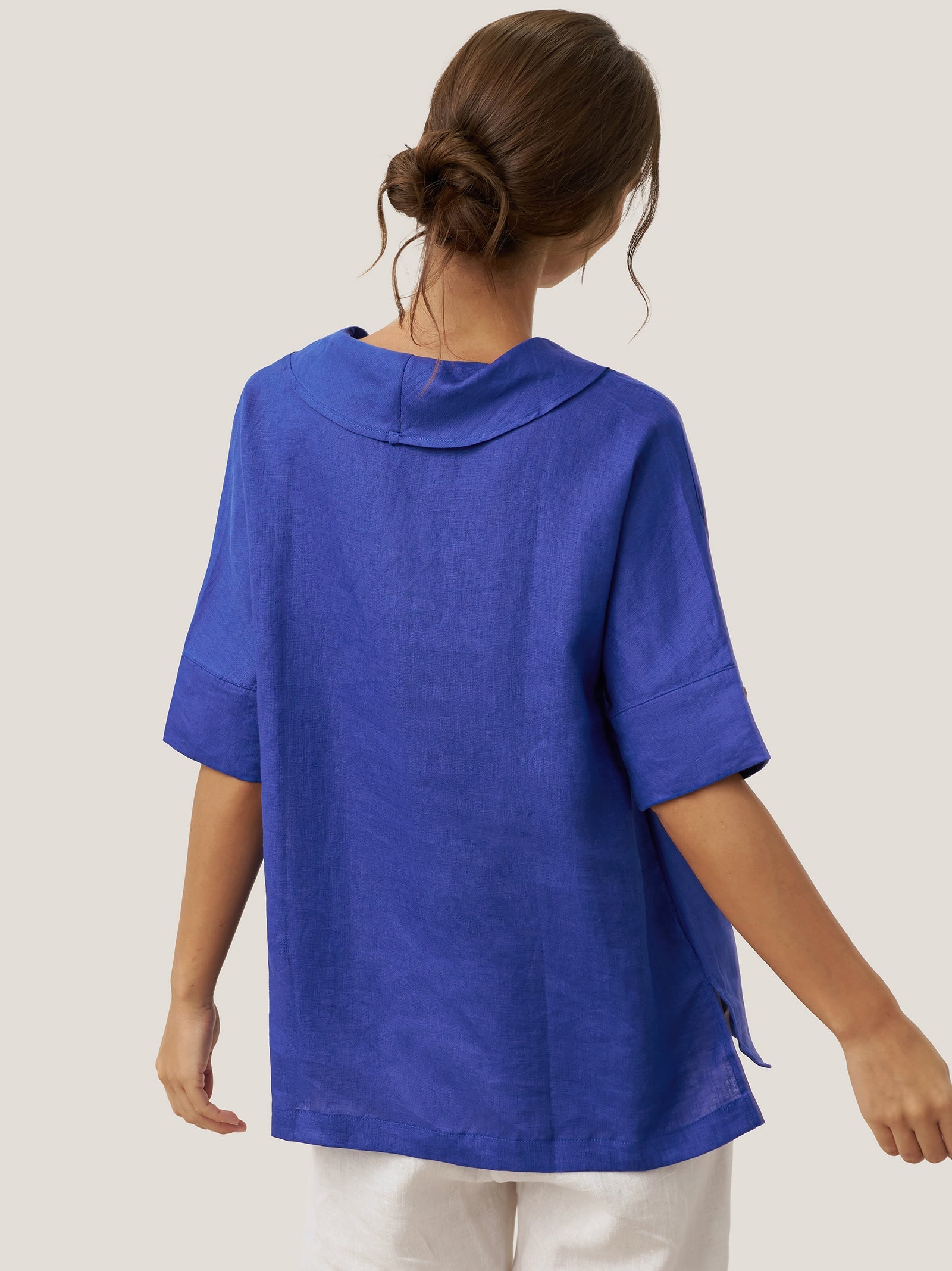 Chemise en lin aérée à col en V pour femmes | Haut d'été décontracté à manches courtes