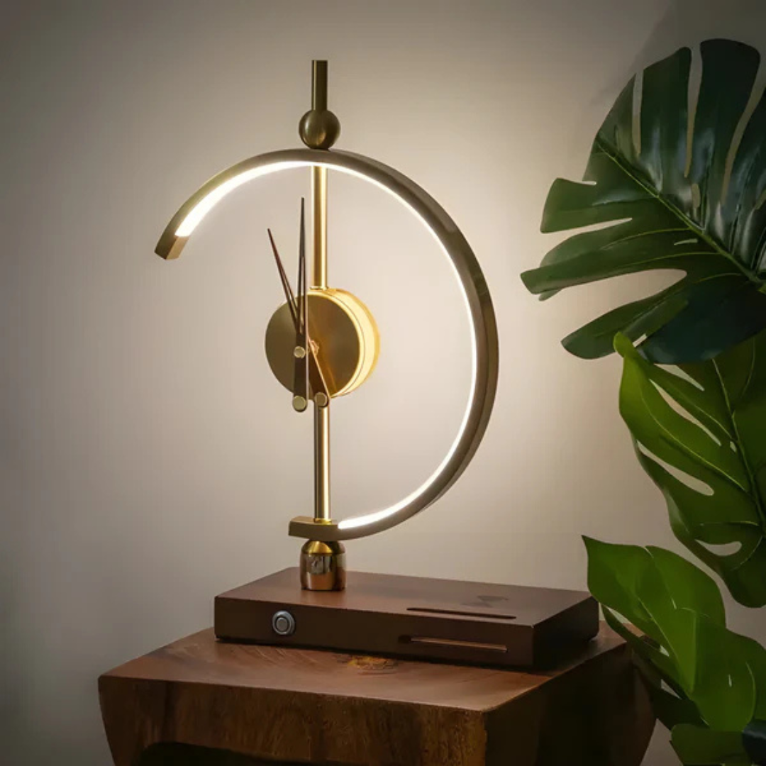 Esper – Eksklusiv LED Bordlampe med Ur og Dæmpbart Lys