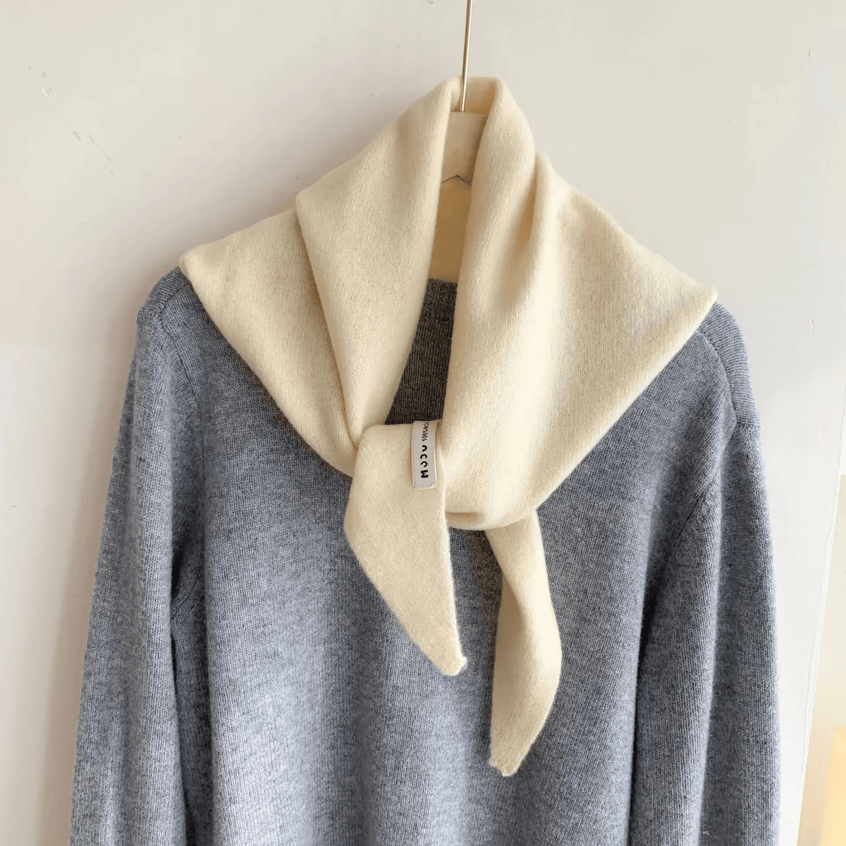 Driehoekige Gebreide Sjaal van Niche Wol – Warm, Elegant & Veelzijdig 7
