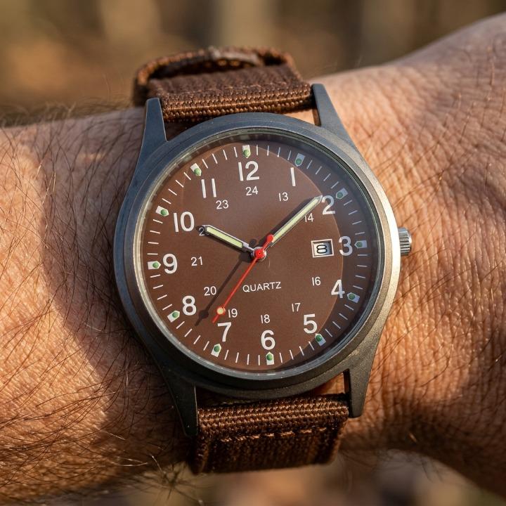Militäruhr mit Nylonarmband, wasserfest bis 30 m, schlagfest, leuchtende Zeiger 3