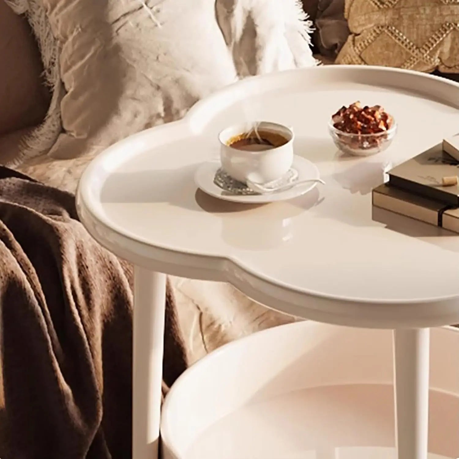 Florvia – Blomsterformet Sidebord med 2 Hylder & Skulpturelt Design i Cremehvid