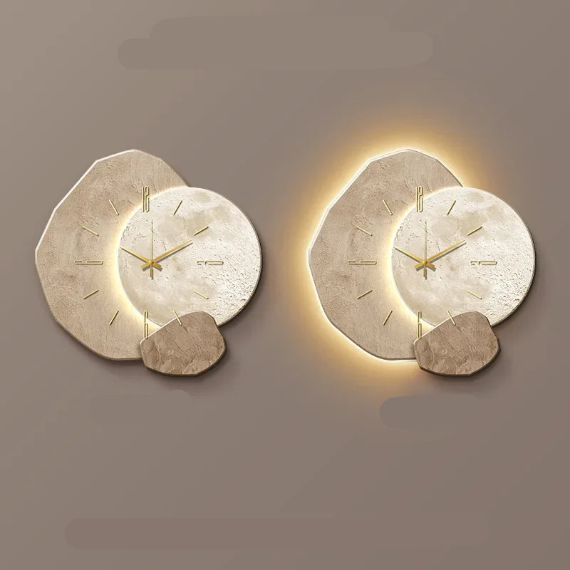 Tidvera – 35 cm Vægur i Træ med Støjsvag Mekanisme & Moderne Asymmetrisk Design