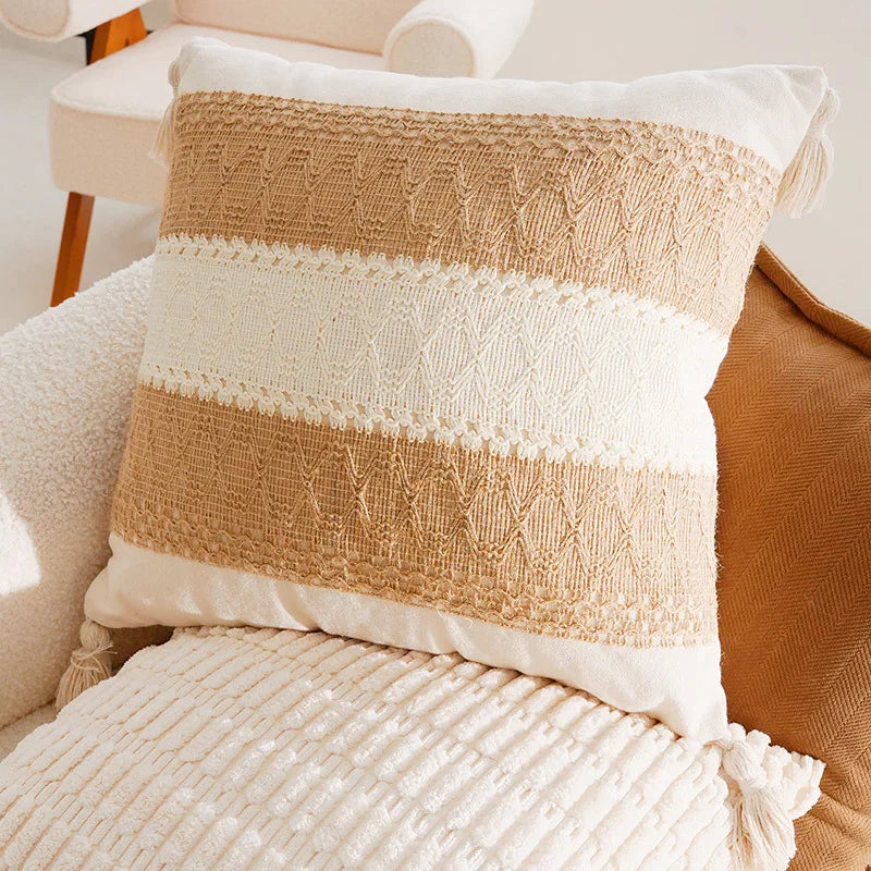 Nordura – Brun Boho Pyntepudebetræk med Tuftede Detaljer & Skjult Lynlås