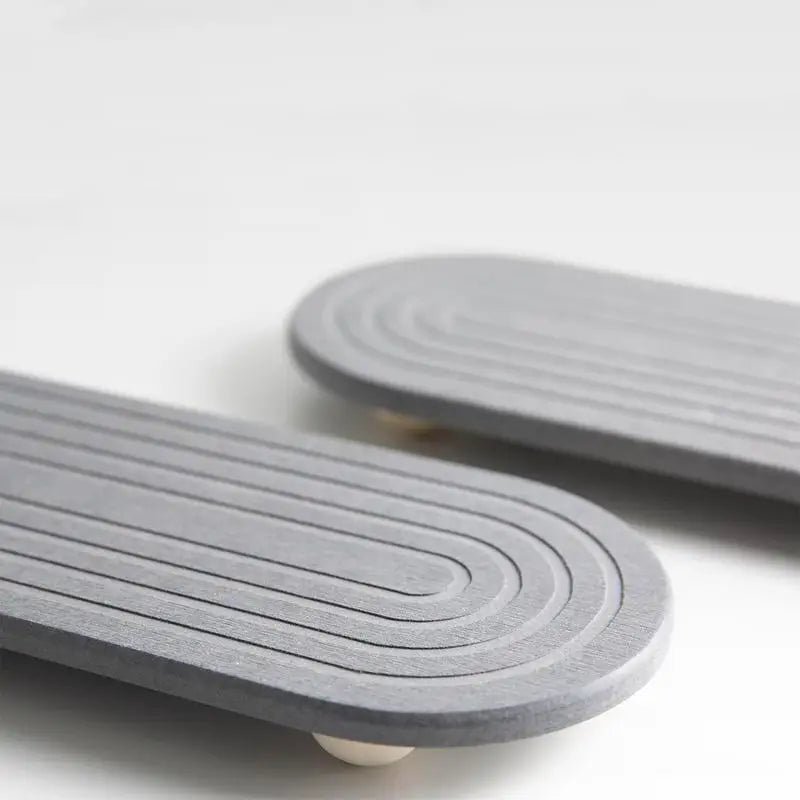 Drivora – Vandabsorberende Bakke med Træfødder & Minimalistisk Design til Badeværelse & Køkken