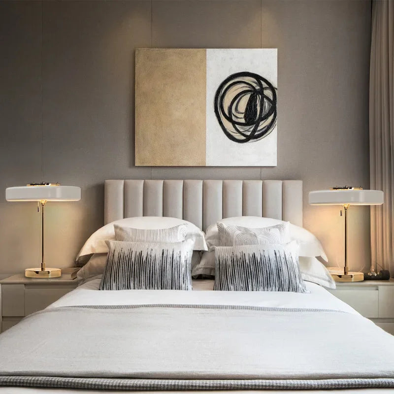 Nordella – Moderne Nordisk Sengelampe med Elegant Blødt Skær