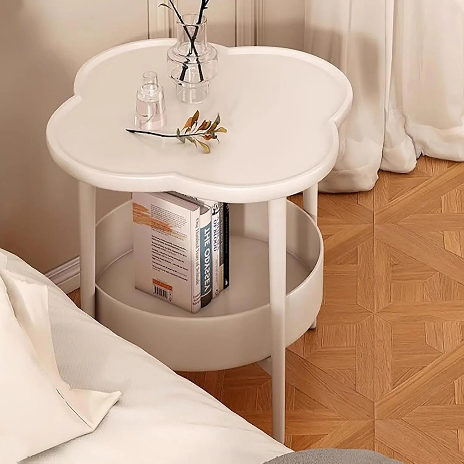 Florvia – Blomsterformet Sidebord med 2 Hylder & Skulpturelt Design i Cremehvid