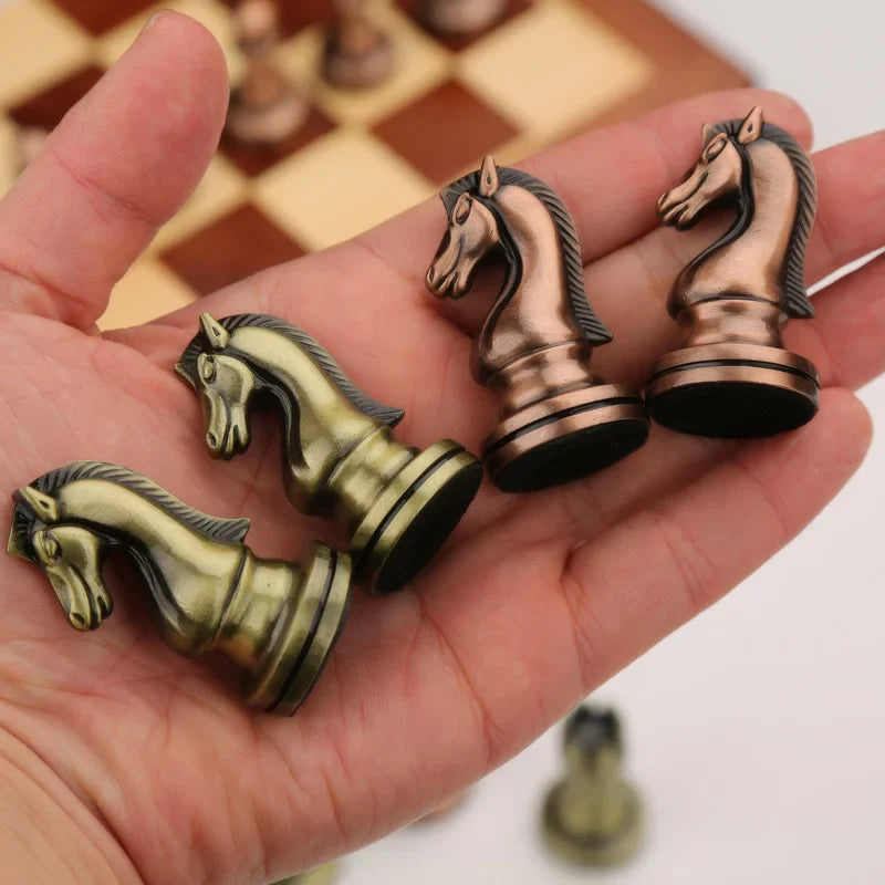 Jeu d’Échecs de Luxe – Pièces en Bronze Ancien avec Plateau Pliable en Bois Massif