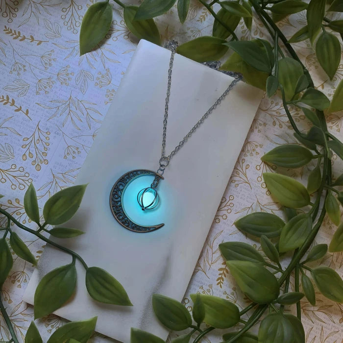 Moonstone Pendant Necklace – Iridescent Stone with a Soft Lunar Shimmer