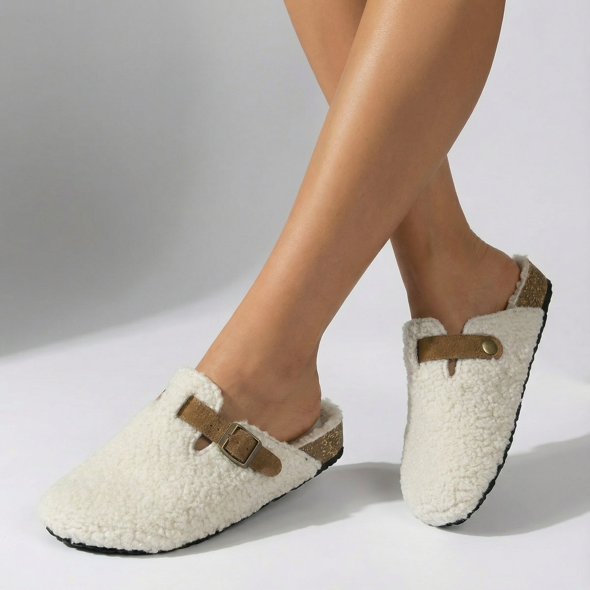 Chaussons Teddy pour Femmes – Design Mule Doux, Boucle Réglable & Semelle de Soutien