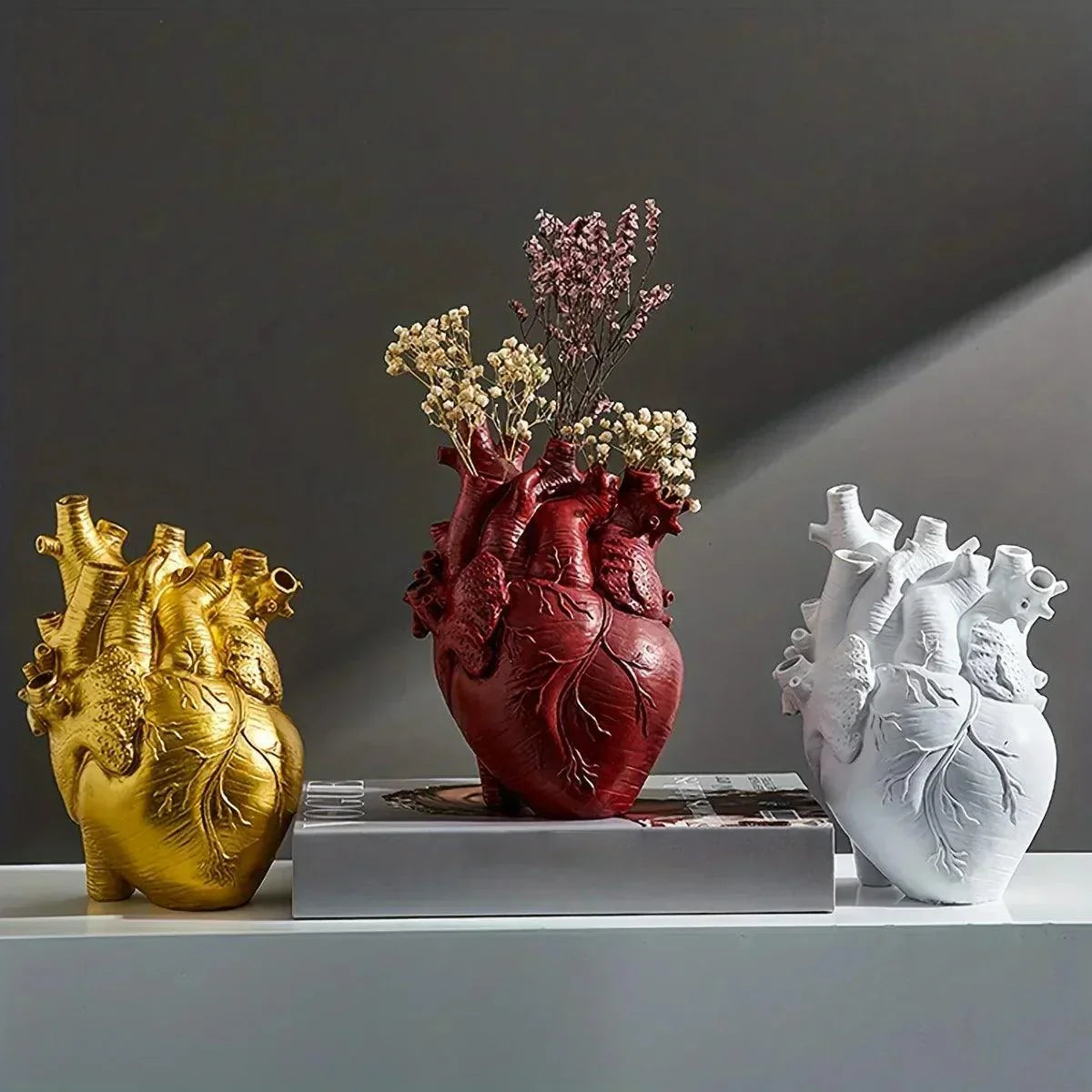 Vase décoratif – Design en résine en forme de cœur avec construction durable et style moderne