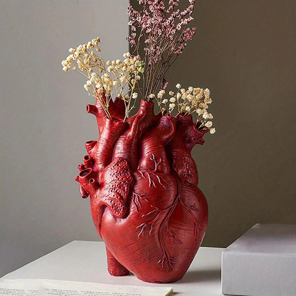 Vase décoratif – Design en résine en forme de cœur avec construction durable et style moderne