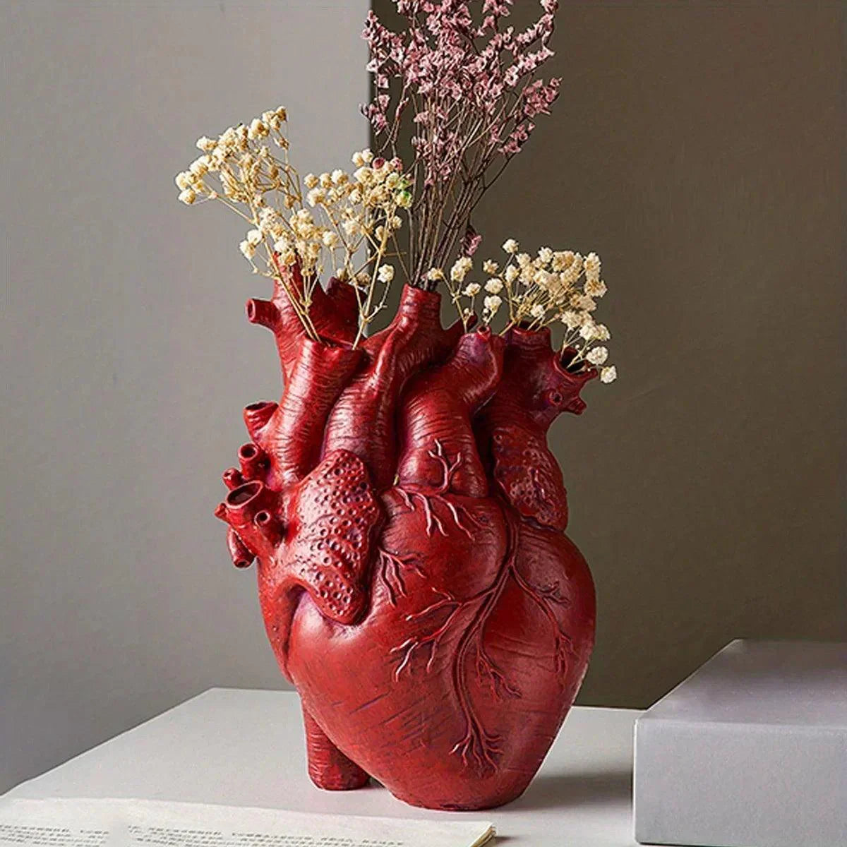 Vase décoratif – Design en résine en forme de cœur avec construction durable et style moderne
