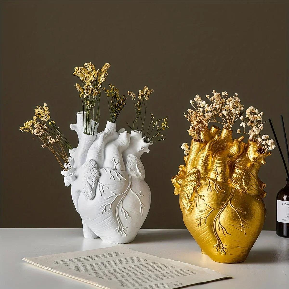 Vase décoratif – Design en résine en forme de cœur avec construction durable et style moderne