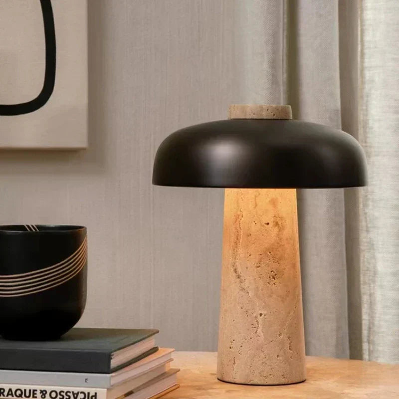 StoneAura - Elegant Bordlampe i Travertin med Blød LED-belysning