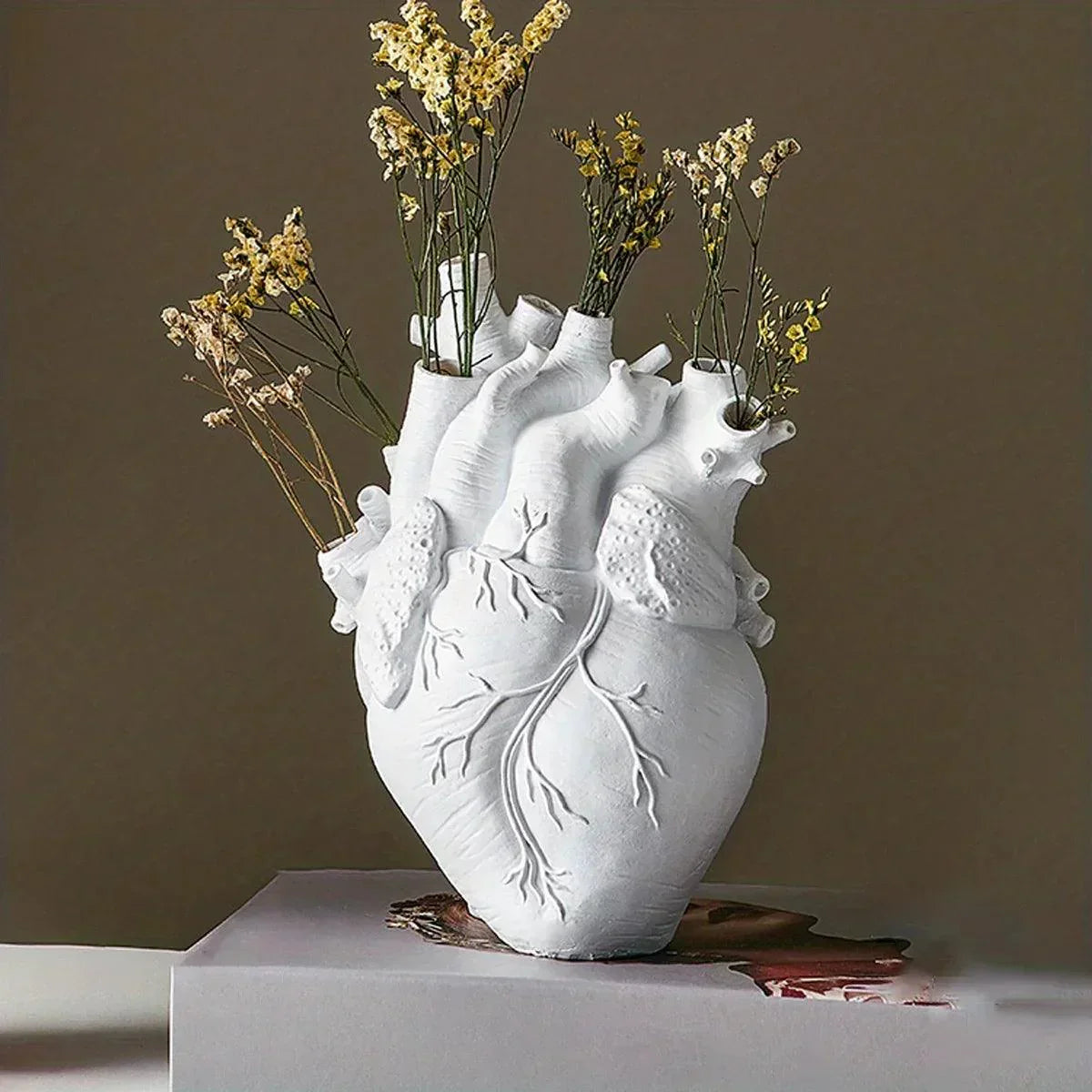 Vase décoratif – Design en résine en forme de cœur avec construction durable et style moderne