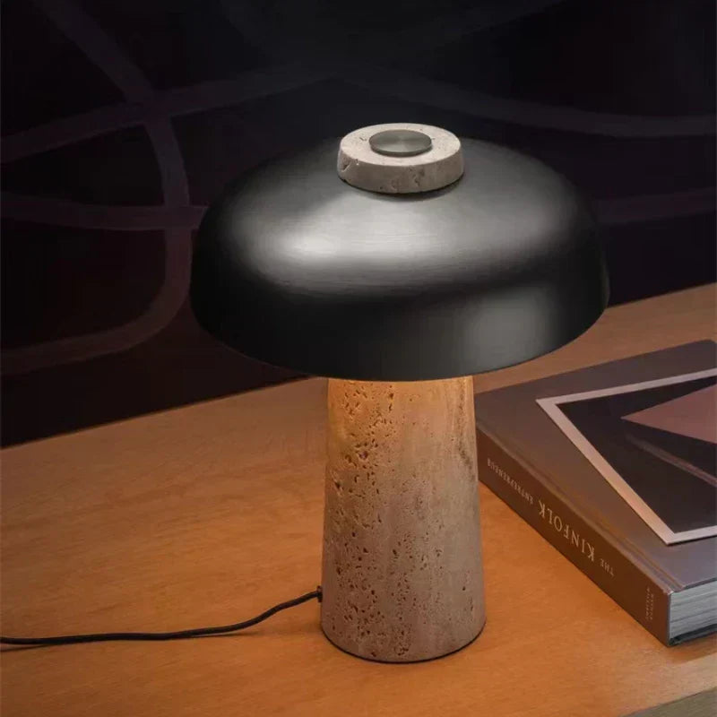 StoneAura - Elegant Bordlampe i Travertin med Blød LED-belysning