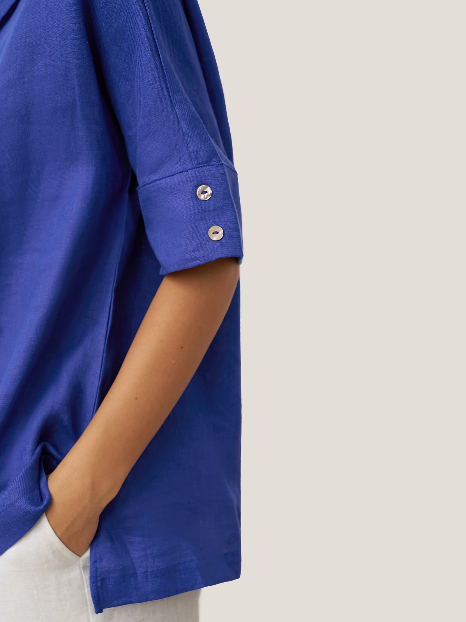 Chemise en lin aérée à col en V pour femmes | Haut d'été décontracté à manches courtes