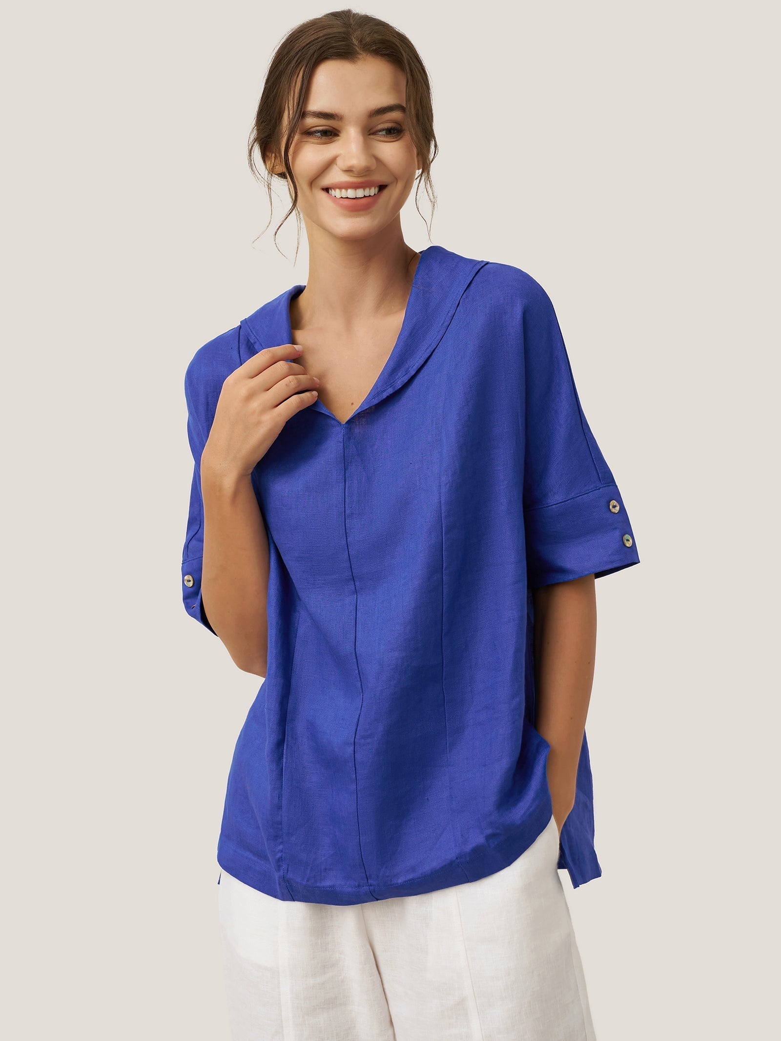 Chemise en lin aérée à col en V pour femmes | Haut d'été décontracté à manches courtes