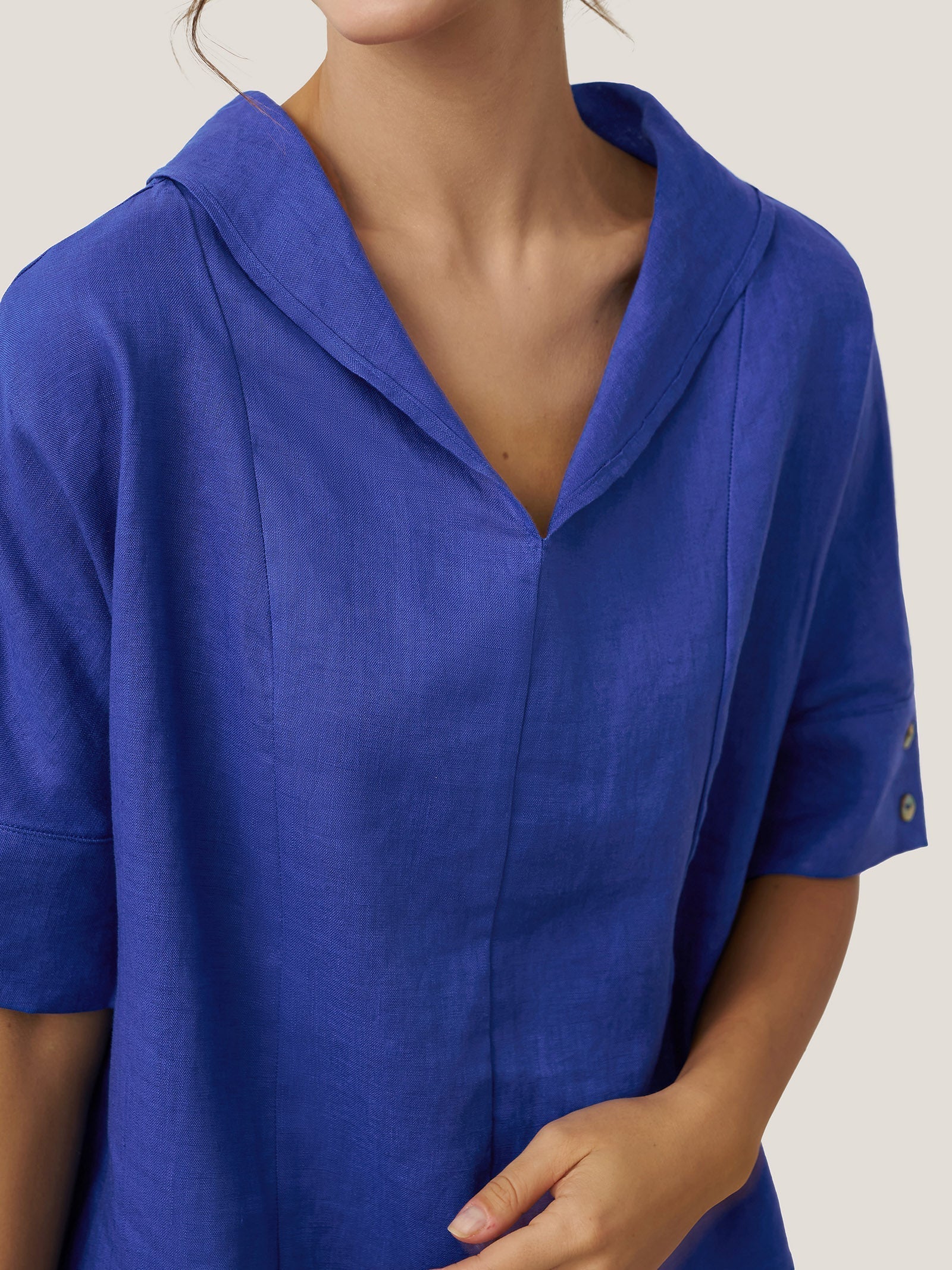 Chemise en lin aérée à col en V pour femmes | Haut d'été décontracté à manches courtes