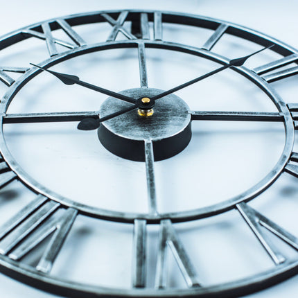 Wall Clock – Large Retro Metal Design with Vintage-Inspired Aesthetic for Stylish Interiors