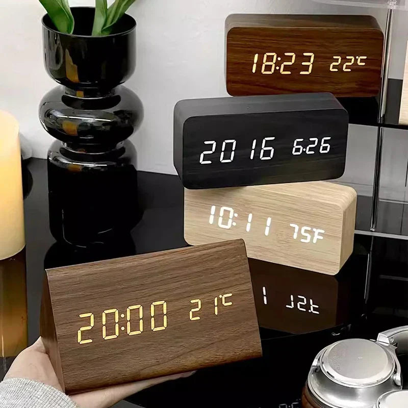 WoodGlow – Træ-vækkeur med LED-display og Semmestyring