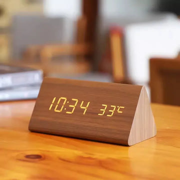 WoodGlow – Træ-vækkeur med LED-display og Semmestyring