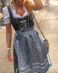 Tevako Leonie | Trachtig - Uniek traditioneel vrouwenkostuum met schort en blouse