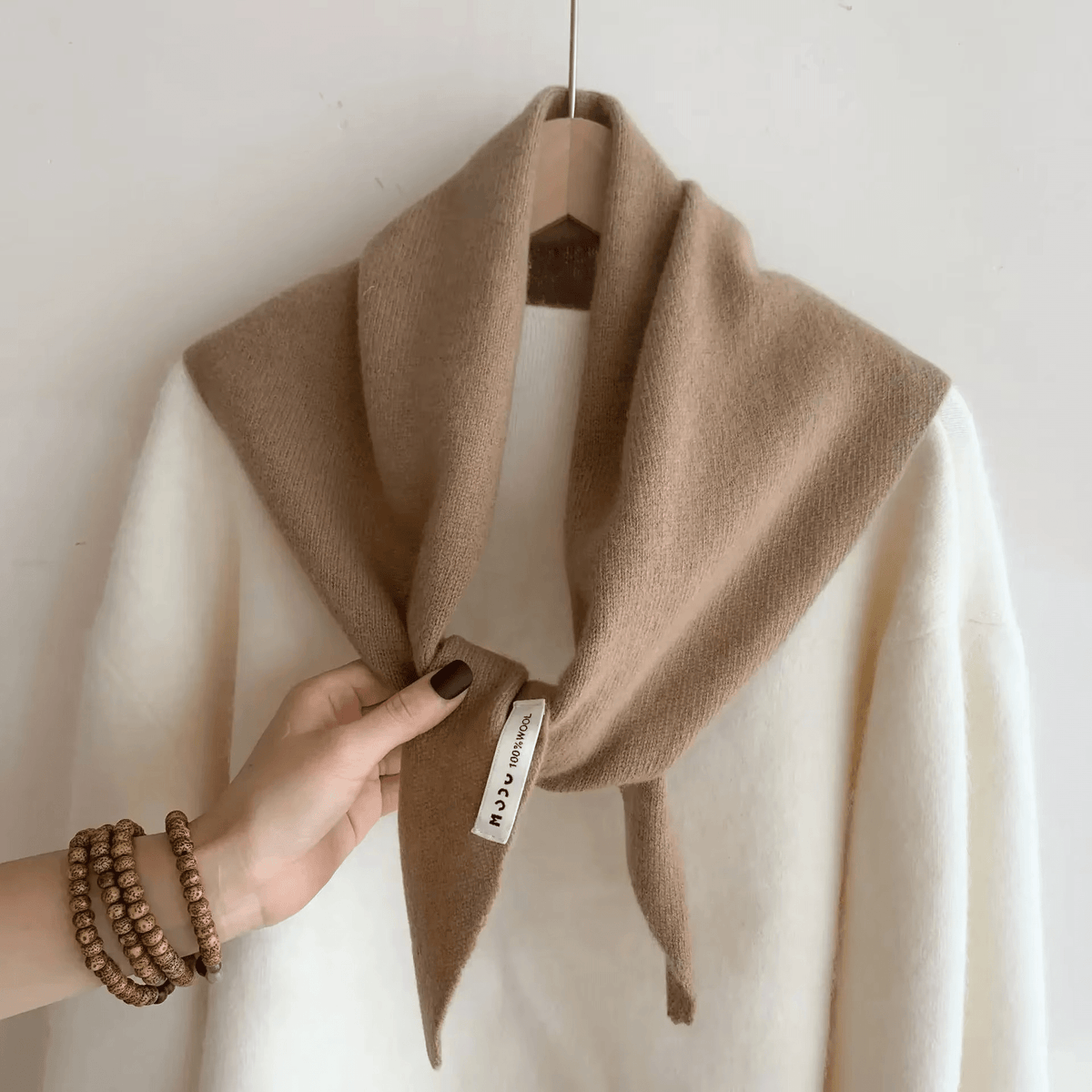 Driehoekige Gebreide Sjaal van Niche Wol – Warm, Elegant & Veelzijdig 3