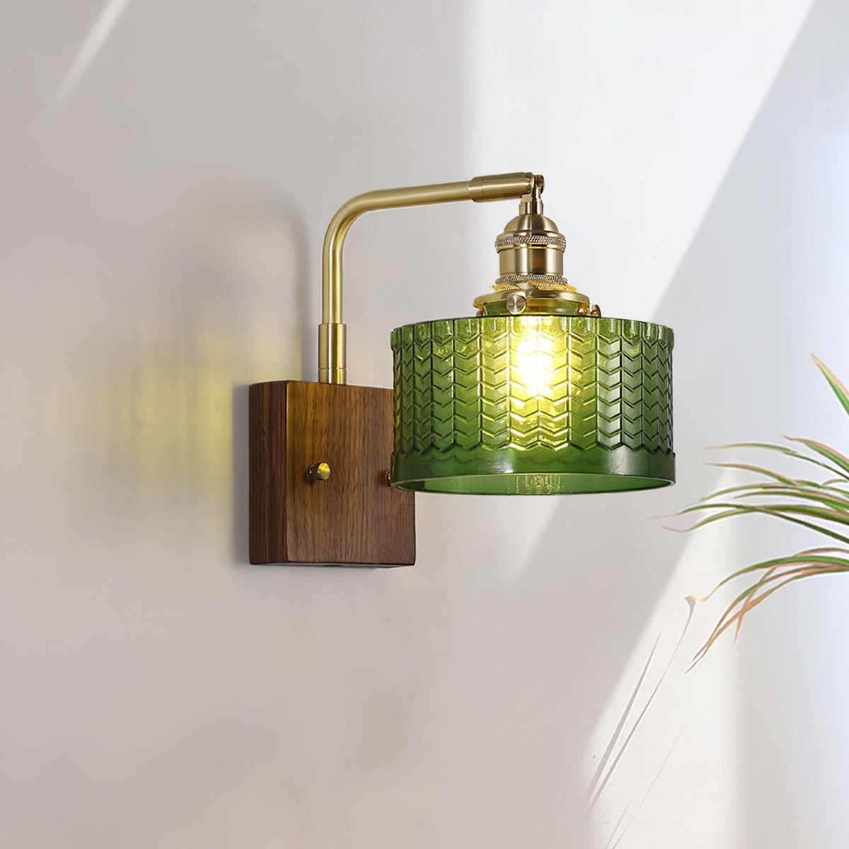 Elegante Groene Wandlamp met Houten Basis & Glazen Kap 1