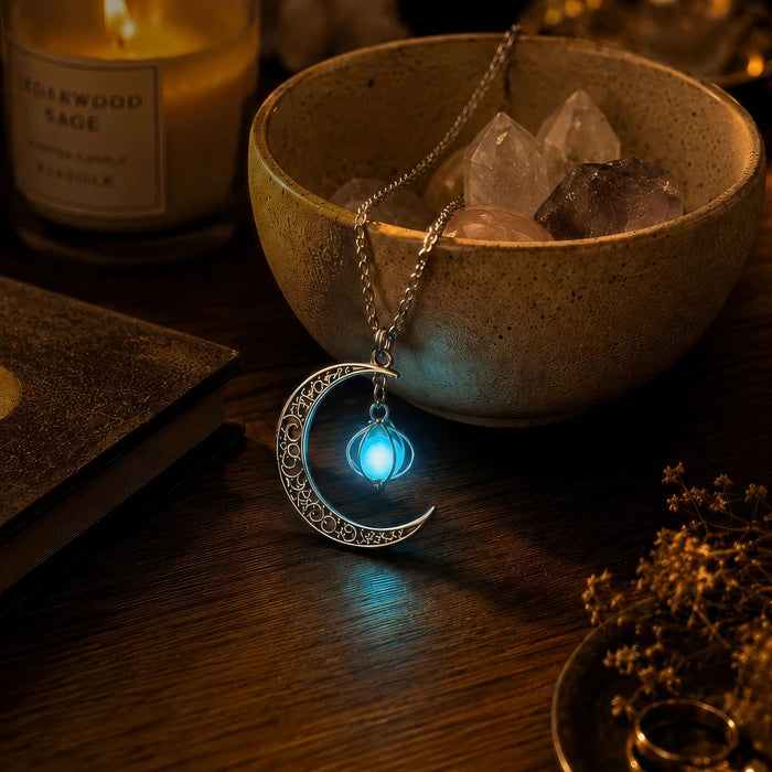 Moonstone Pendant Necklace – Iridescent Stone with a Soft Lunar Shimmer