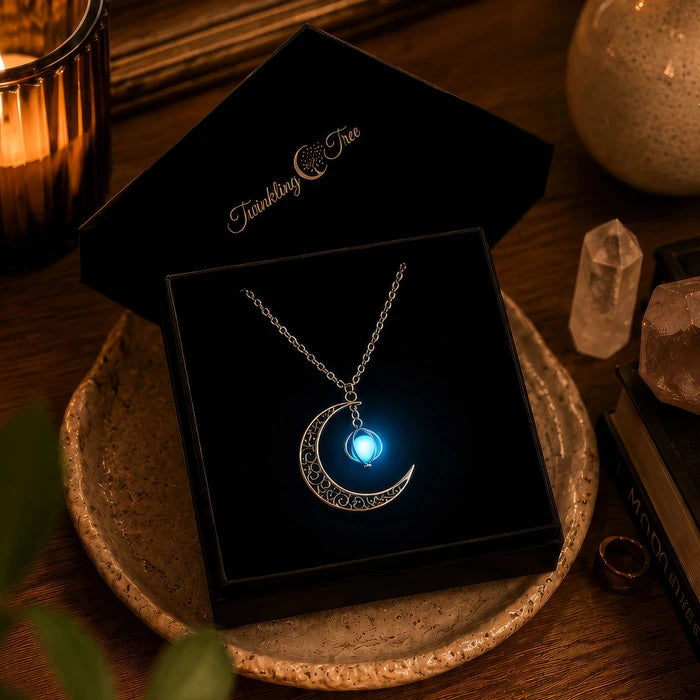 Moonstone Pendant Necklace – Iridescent Stone with a Soft Lunar Shimmer