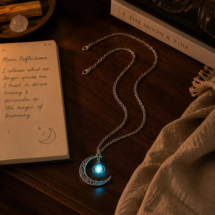 Moonstone Pendant Necklace – Iridescent Stone with a Soft Lunar Shimmer