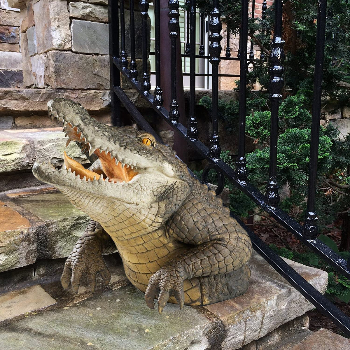 Kalsten | Garden Swamp Gator Statue 1