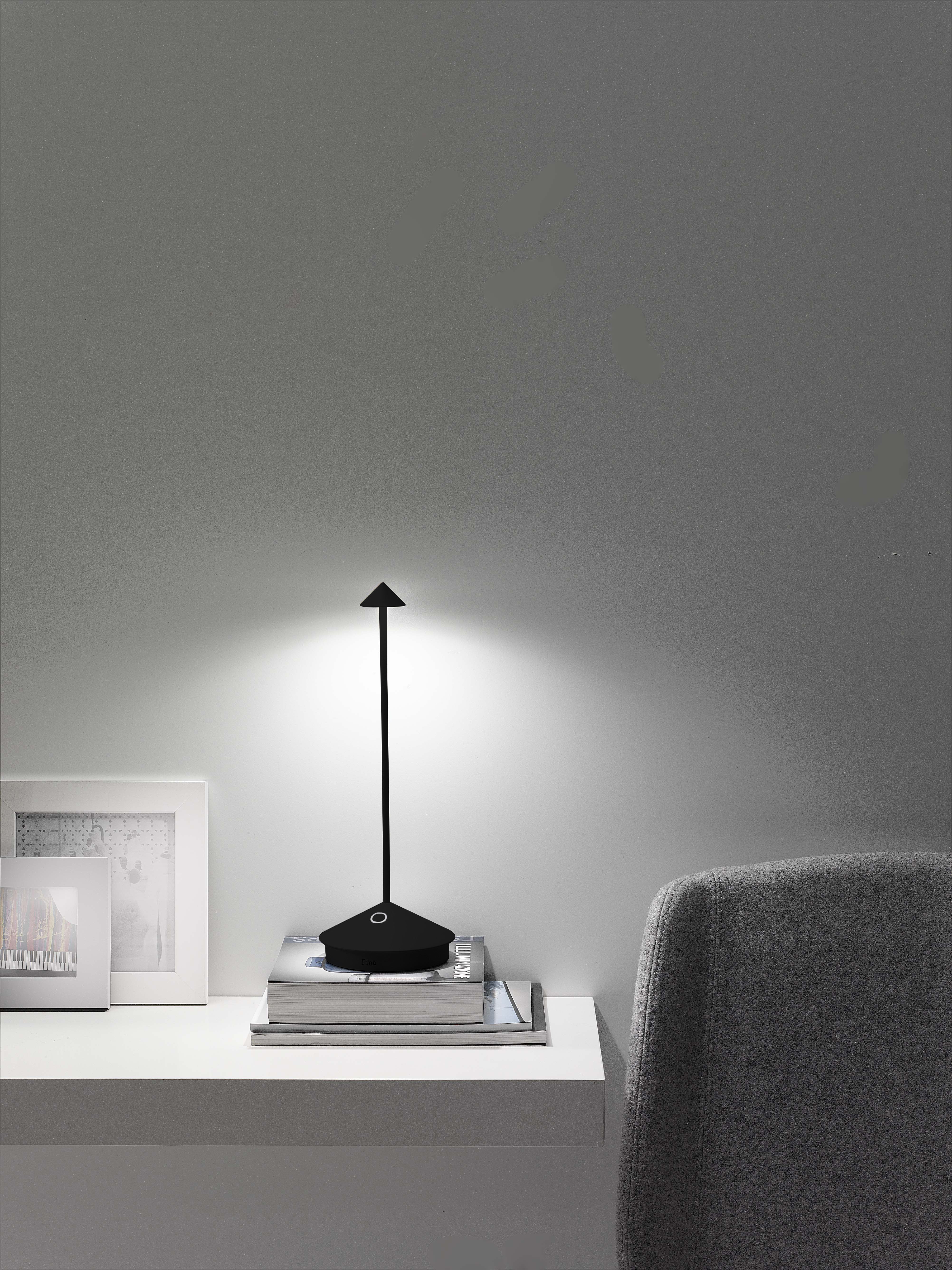 Lumiéluxe – Trådløs LED Bordlampe med Genopladeligt Batteri og Bærbart Design