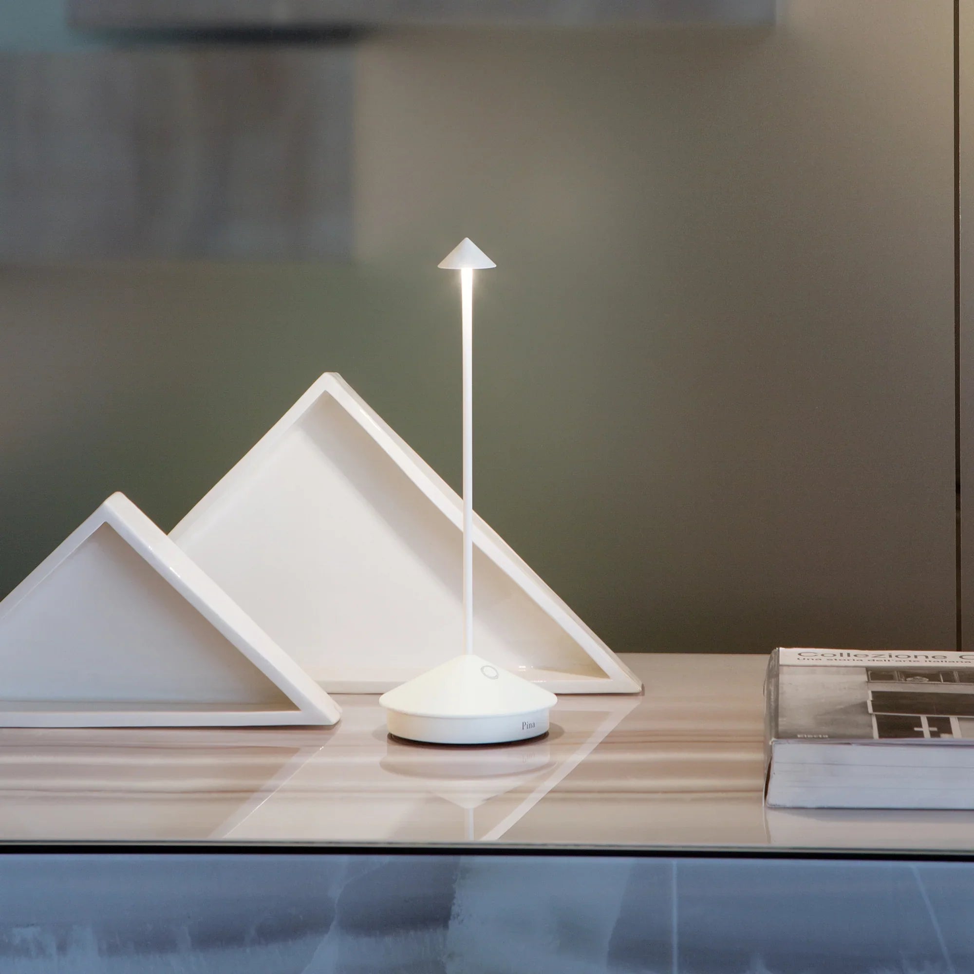 Lumiéluxe – Trådløs LED Bordlampe med Genopladeligt Batteri og Bærbart Design