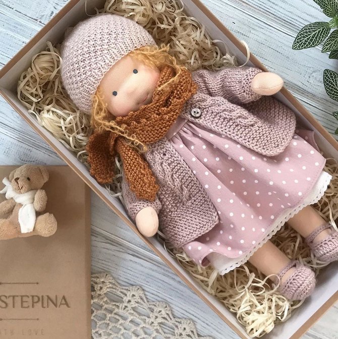 Poupée Waldorf – Poupée en tissu doux faite main à partir de matériaux naturels