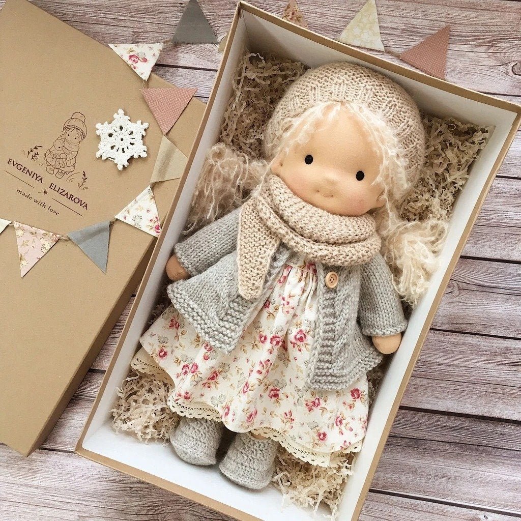 Poupée Waldorf – Poupée en tissu doux faite main à partir de matériaux naturels