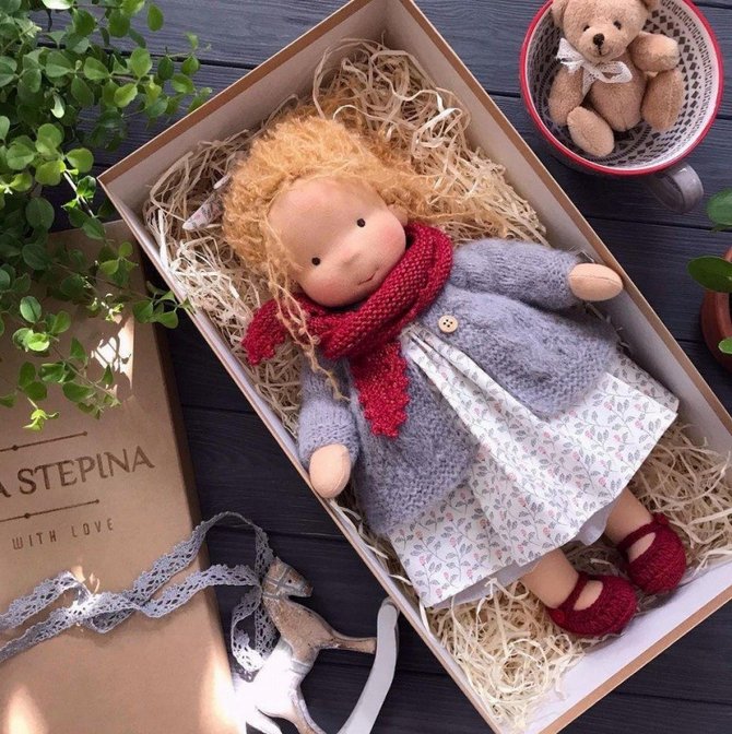 Poupée Waldorf – Poupée en tissu doux faite main à partir de matériaux naturels