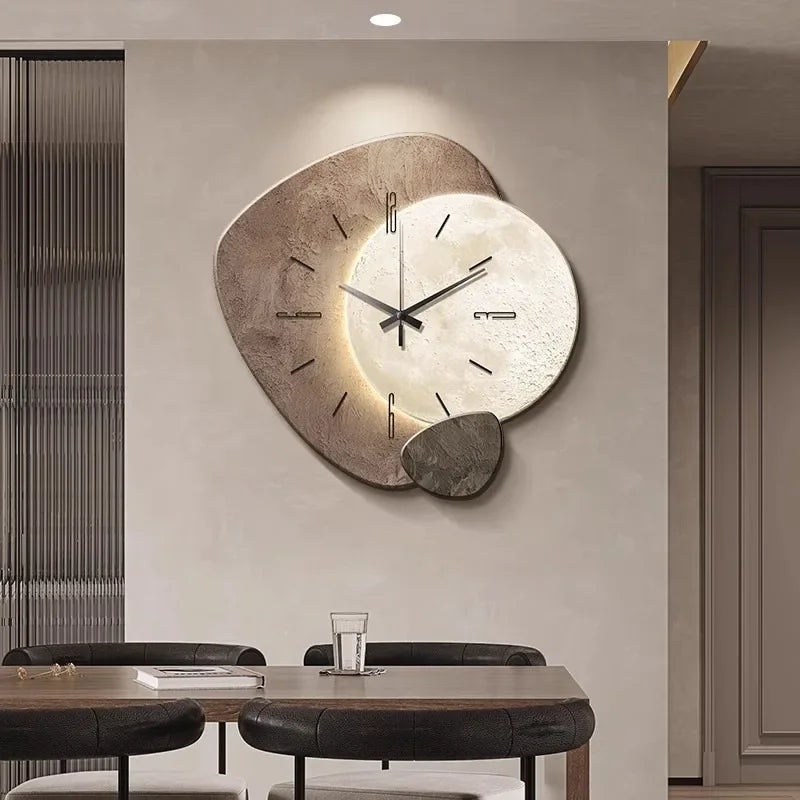 Tidvera – 35 cm Vægur i Træ med Støjsvag Mekanisme & Moderne Asymmetrisk Design