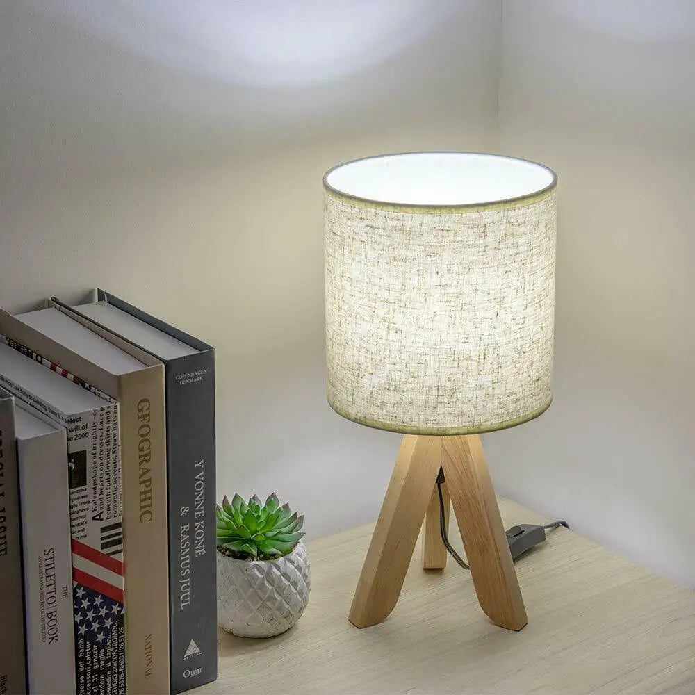 Lumivæk – Bordlampe i Træ med Hørskærm & Blødt Stemningslys til Soveværelset