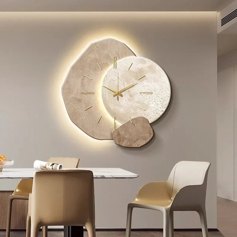 Tidvera – 35 cm Vægur i Træ med Støjsvag Mekanisme & Moderne Asymmetrisk Design