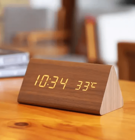 WoodSense | LED-Holzuhr mit Sprachsteuerung & Anpassbarer Helligkeit | Stilvolles Design für Komfort 1