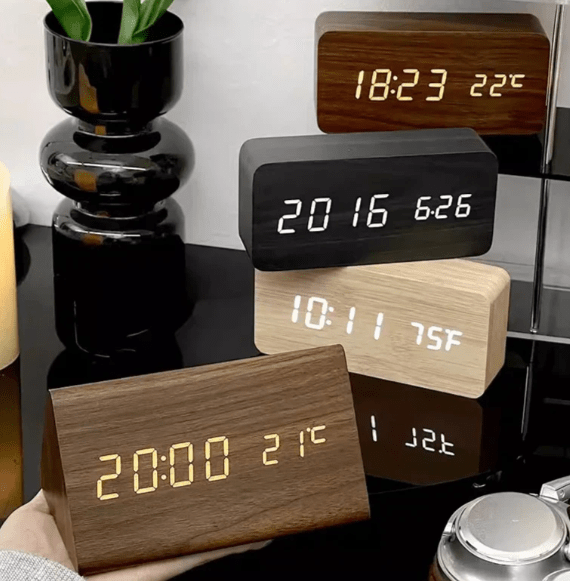 WoodSense | LED-Holzuhr mit Sprachsteuerung & Anpassbarer Helligkeit | Stilvolles Design für Komfort 3