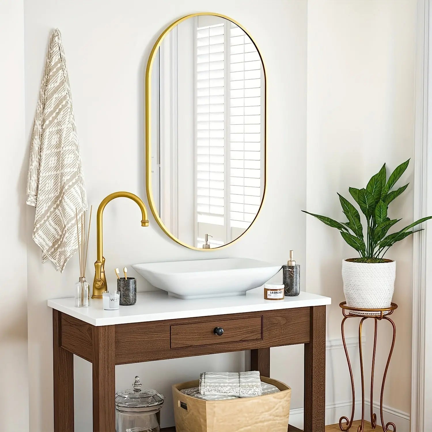 NordicMirror – Oval Vægspejl med Minimalistisk Keramisk Ramme