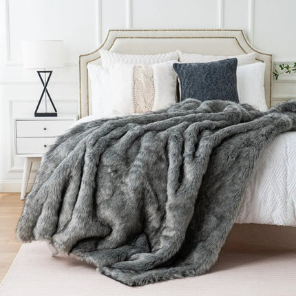 Faux Fur Blanket – Soft Plush Texture with Elegant Fox-Inspired Design & Cozy Warmth