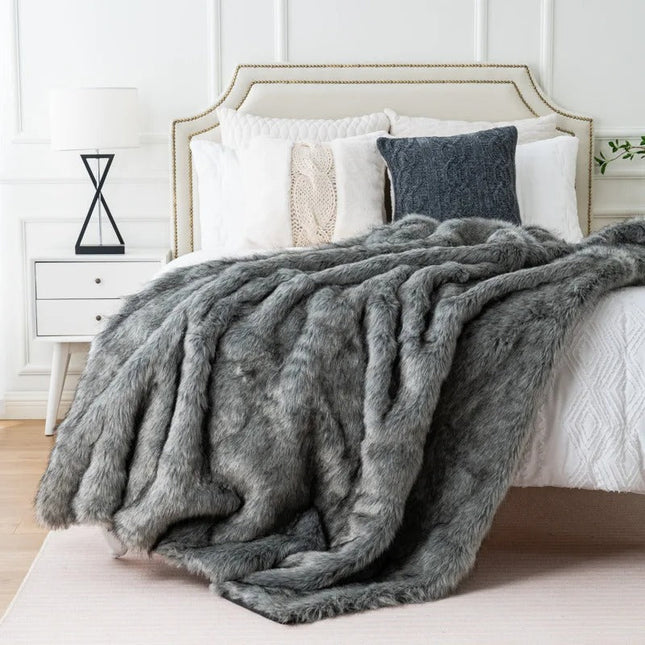 Faux Fur Blanket – Soft Plush Texture with Elegant Fox-Inspired Design & Cozy Warmth