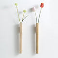 Ensemble de vases suspendus – Design mural en bois avec tube en verre intérieur pour une présentation florale minimaliste