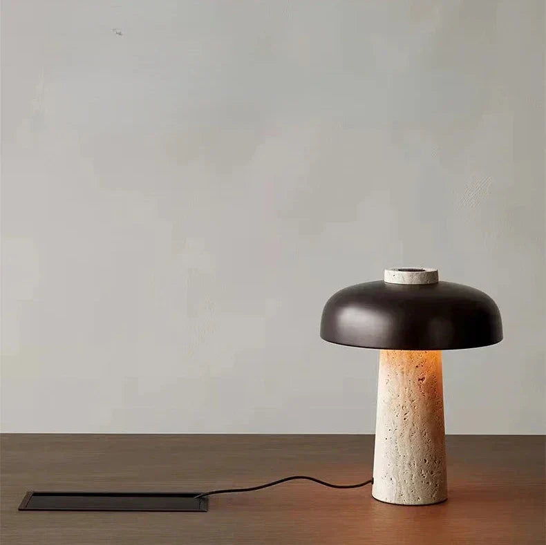 StoneAura - Elegant Bordlampe i Travertin med Blød LED-belysning