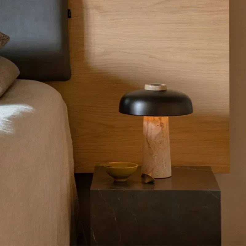 StoneAura - Elegant Bordlampe i Travertin med Blød LED-belysning